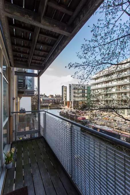 Canal-Side Apartment In Shoreditch Лондон Экстерьер фото