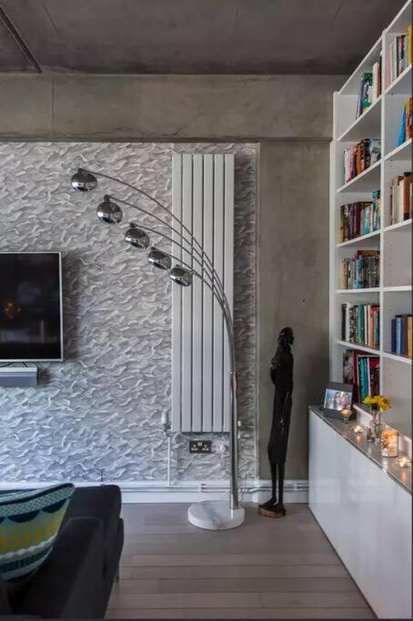 Canal-Side Apartment In Shoreditch Лондон Экстерьер фото