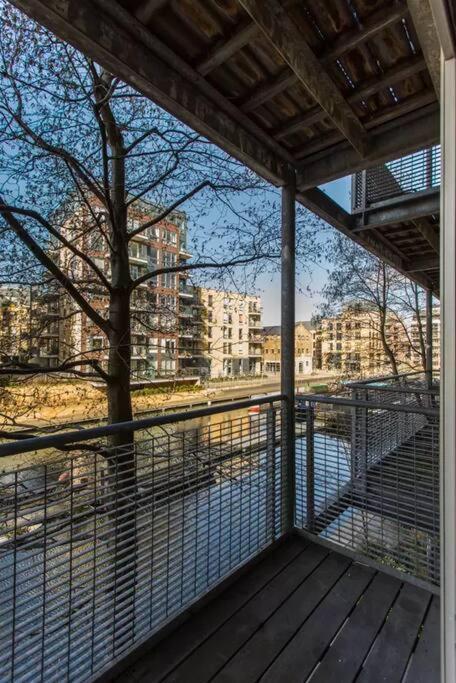 Canal-Side Apartment In Shoreditch Лондон Экстерьер фото